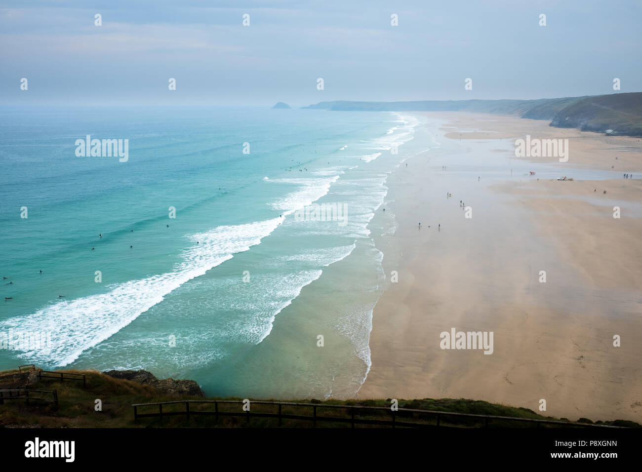 Per i turisti e surfisti su una lunga ed ampia spiaggia di sabbia dove l'Oceano Atlantico colpisce la costa a Perranporth, Cornwall, Inghilterra. Foto Stock