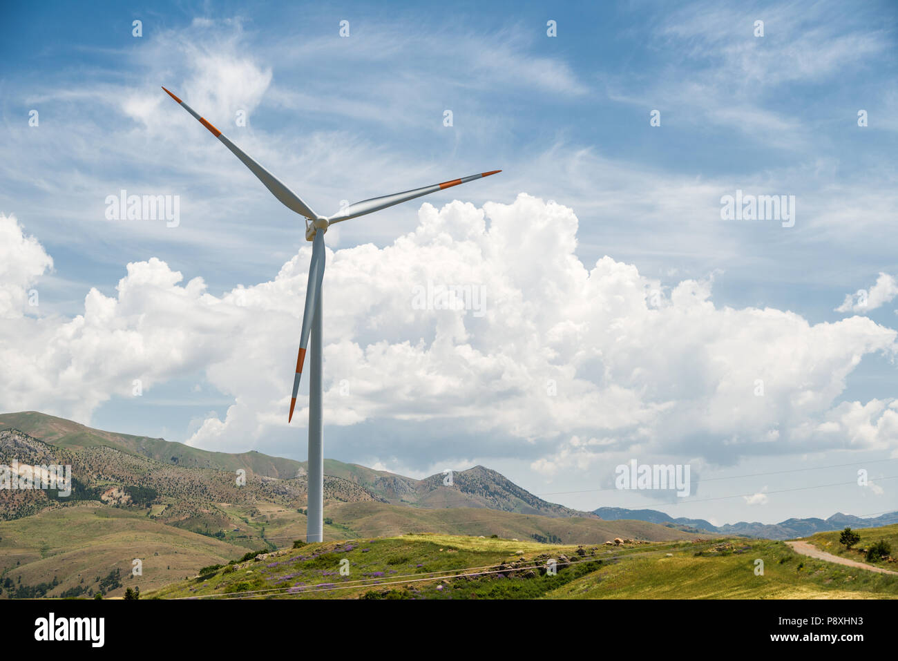 Grande turine vento contro blu skay, energia eolica sfondo Foto Stock