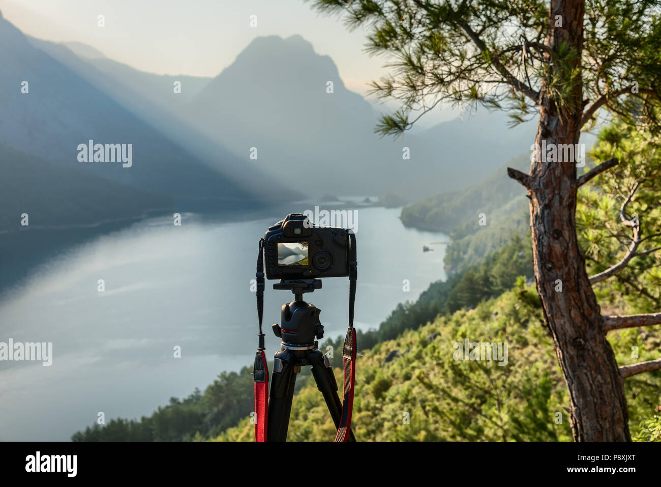 Fotografia di paesaggio fotocamera reflex digitale su un cavalletto in montagne di sunrise Foto Stock