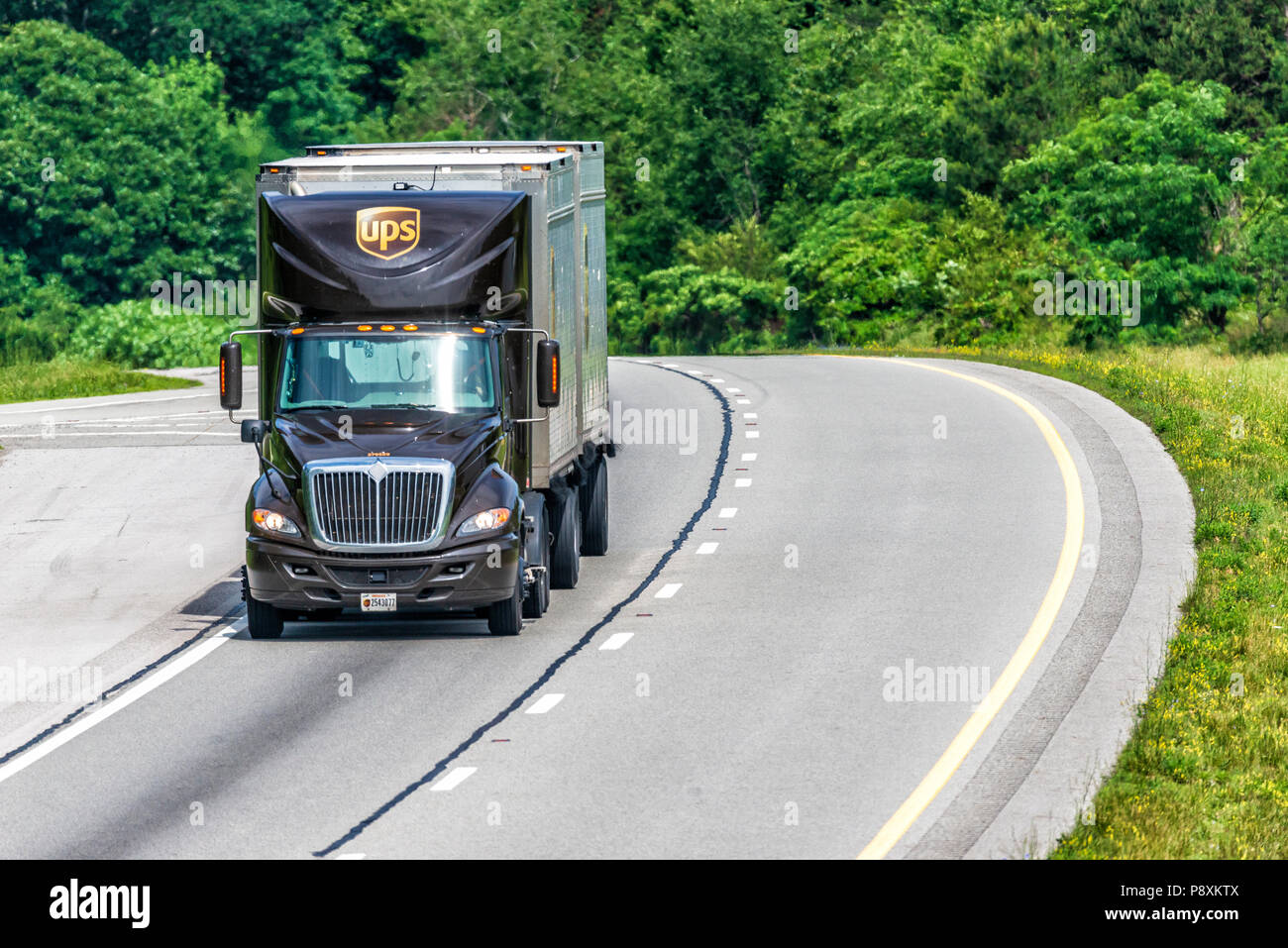 Nei pressi di Knoxville, TN, Stati Uniti d'America - 6/5/2018: Un United Parcel Service twin-rimorchio carrello percorre I-40 vicino a Knoxville, TN. Foto Stock
