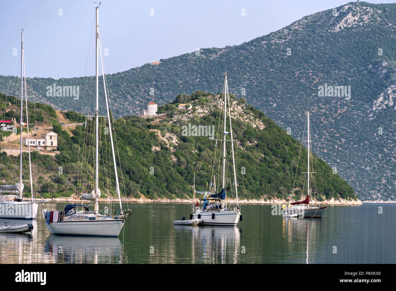 Yacht ormeggiati nel porto di Vathi. Sull'isola di Ithaca, Mar Ionio, Grecia Foto Stock