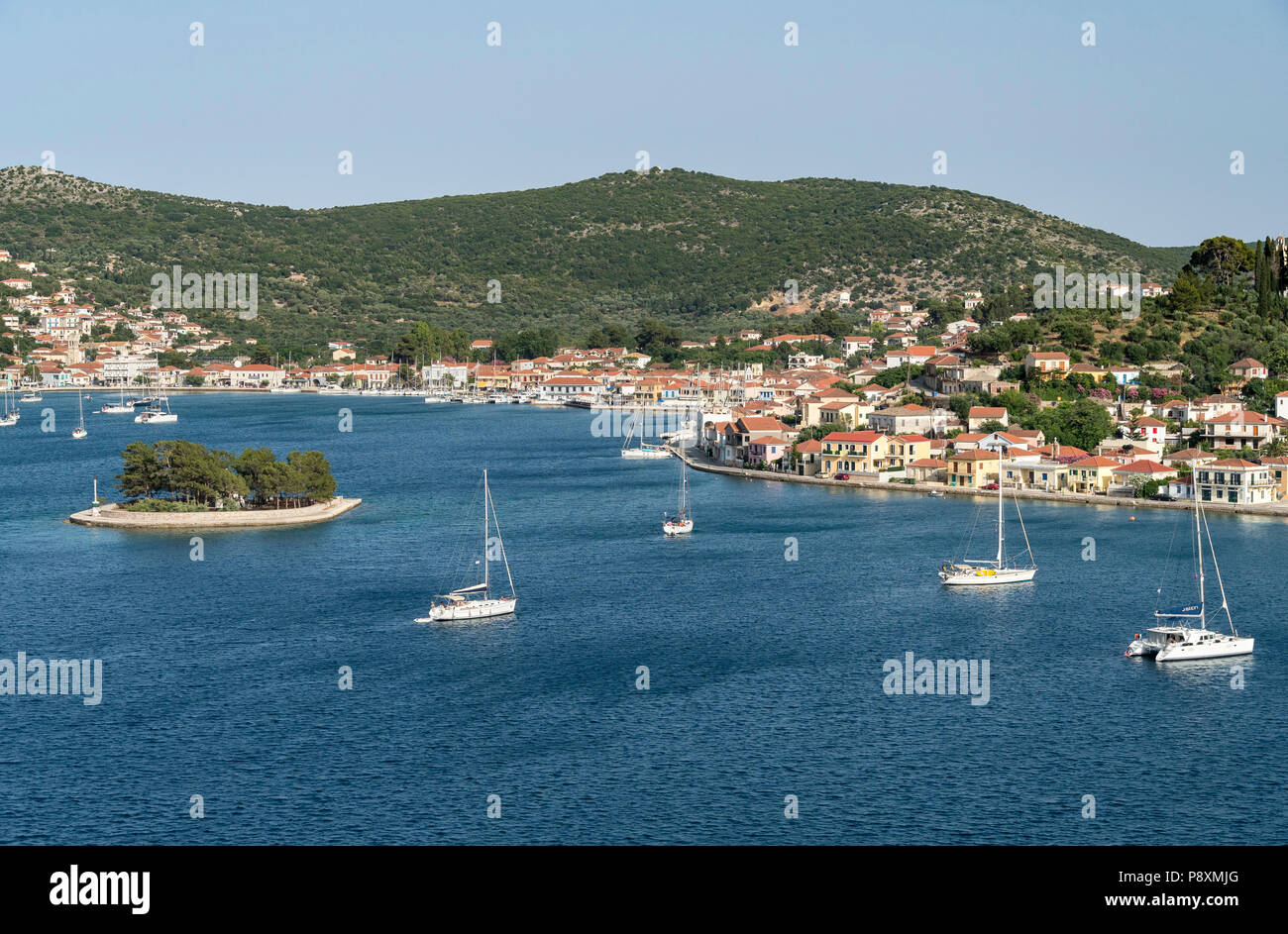 Guardando verso il basso sul porto e la città di Vathi. Sull'isola di Ithaca, Mar Ionio, Grecia Foto Stock