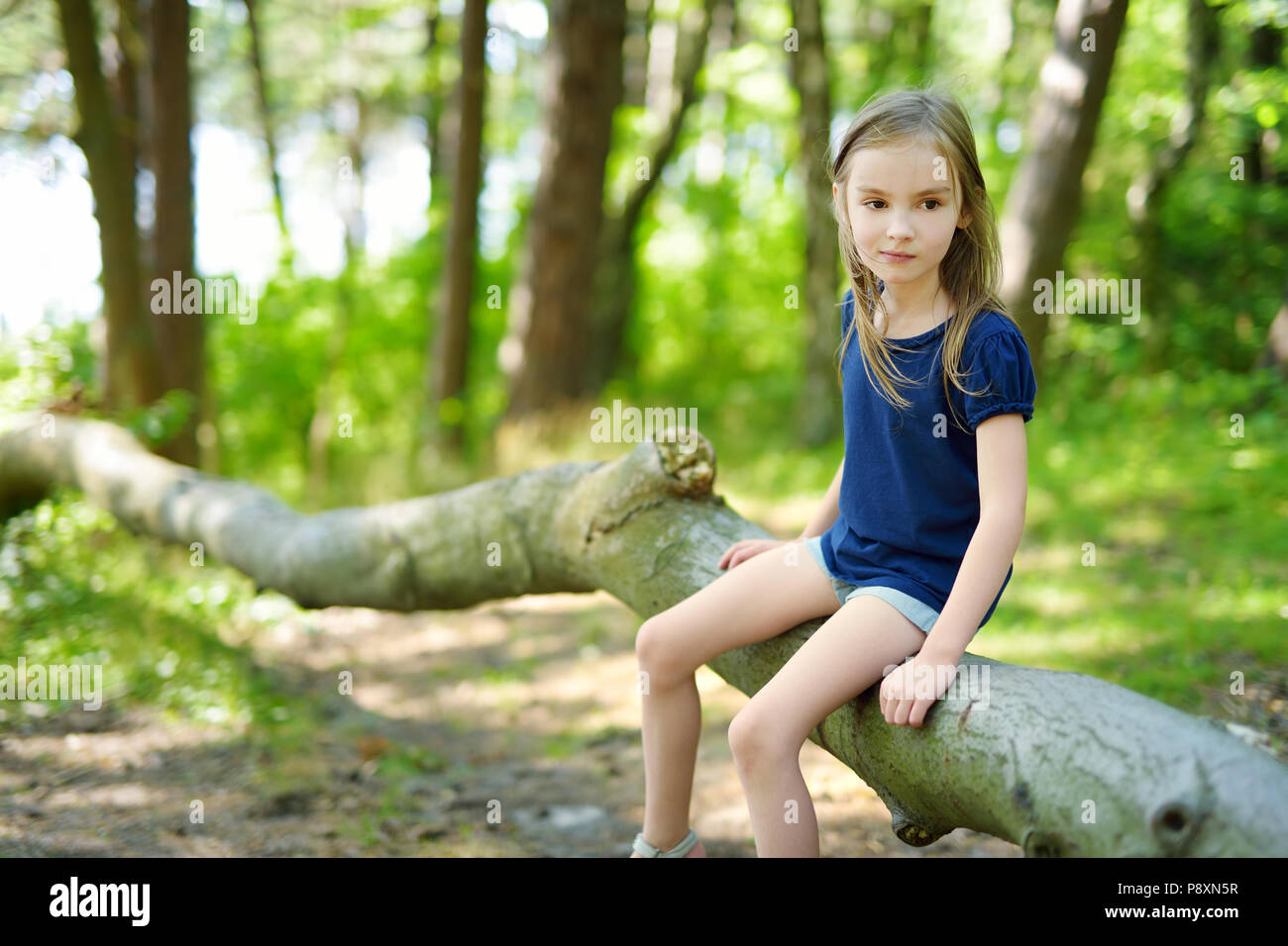 Adorabile bambina escursioni nella foresta sul giorno di estate Foto Stock