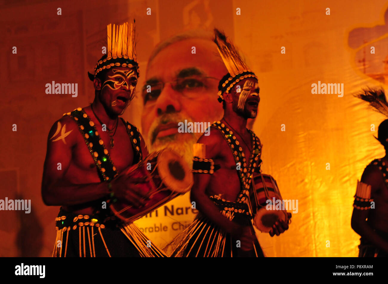 Gujarati tribali mostrano al travel mart in Ahmedabad con Premier ministro Narenda modi Foto Stock