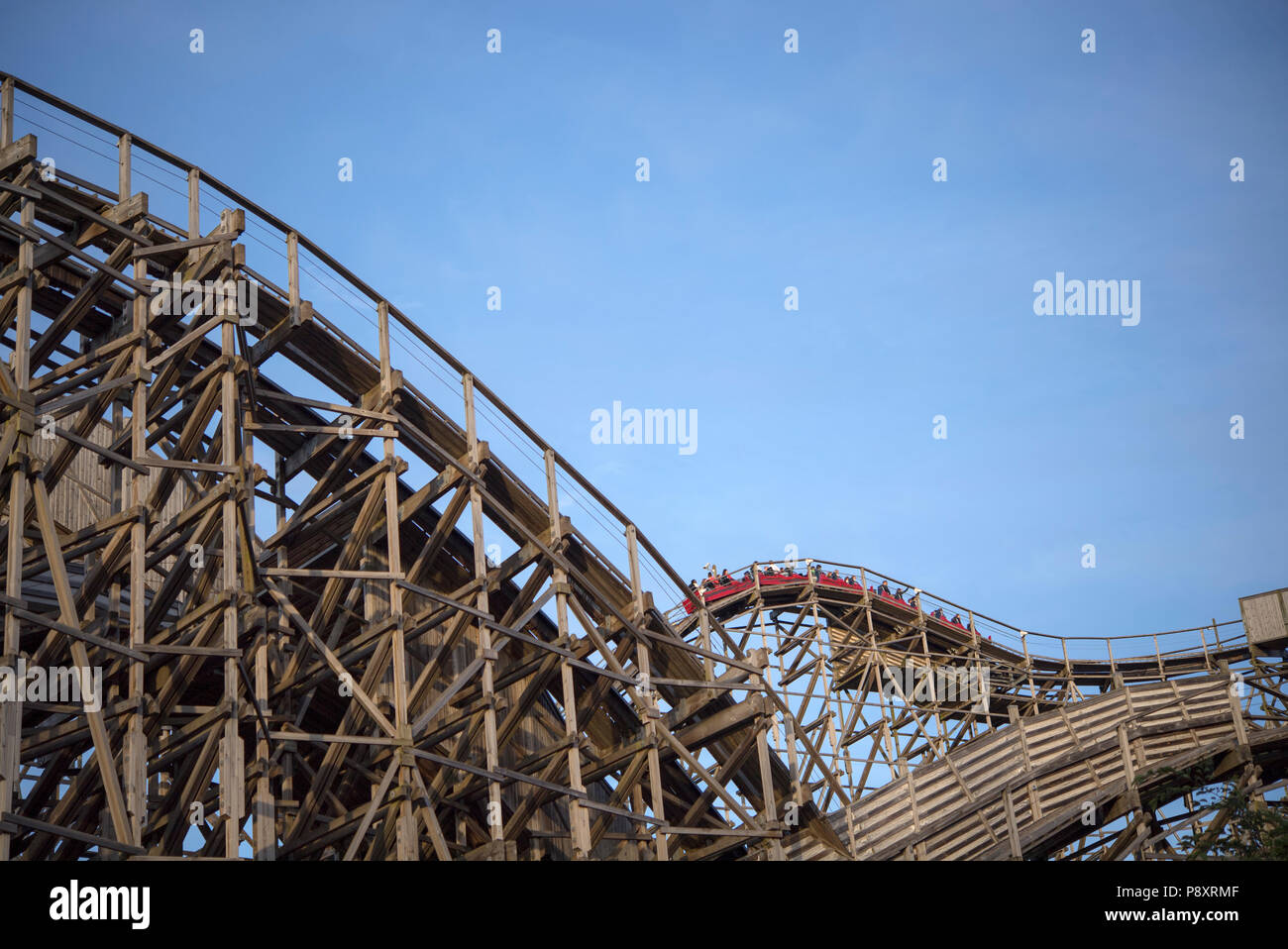 Per coloro che godono di una corsa su un rollercoaster al Liseberg Amusement Park nel centro di Gothenburg, Svezia Foto Stock
