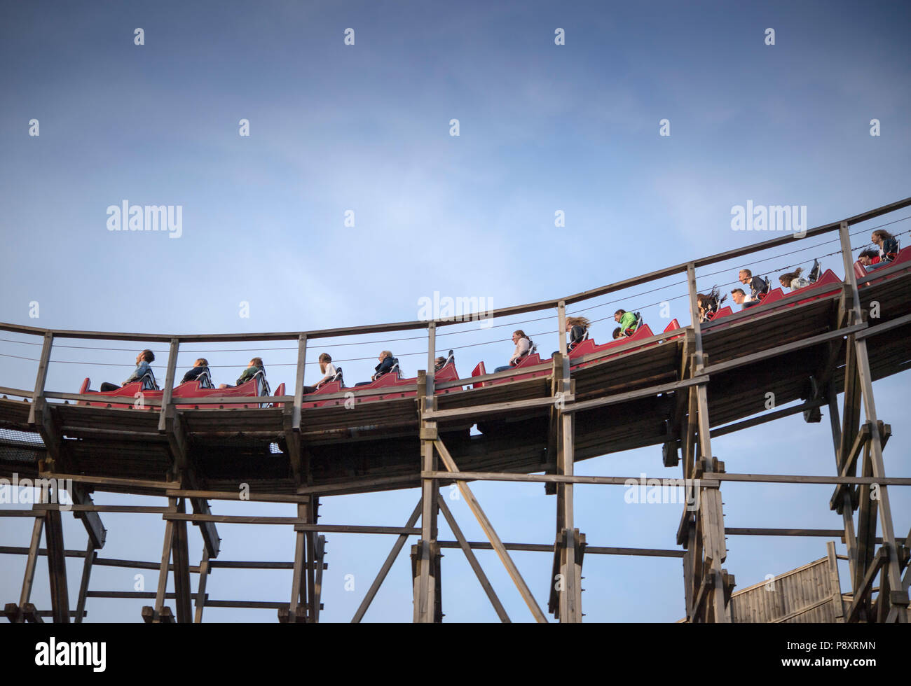 Per coloro che godono di una corsa su un rollercoaster al Liseberg Amusement Park nel centro di Gothenburg, Svezia Foto Stock