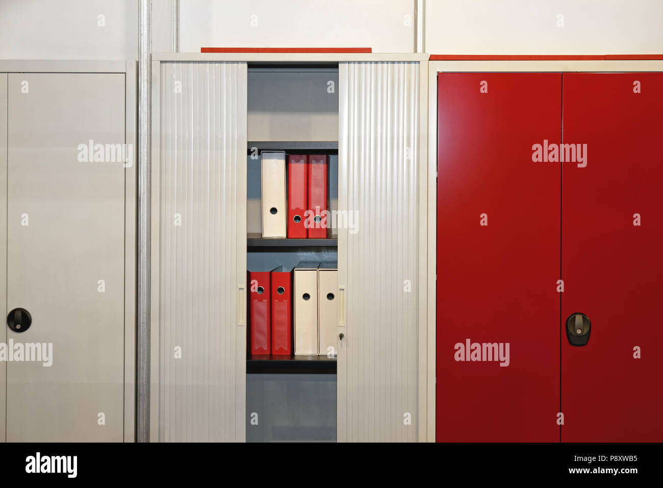 Classificatori e documenti in armadi ufficio Foto Stock