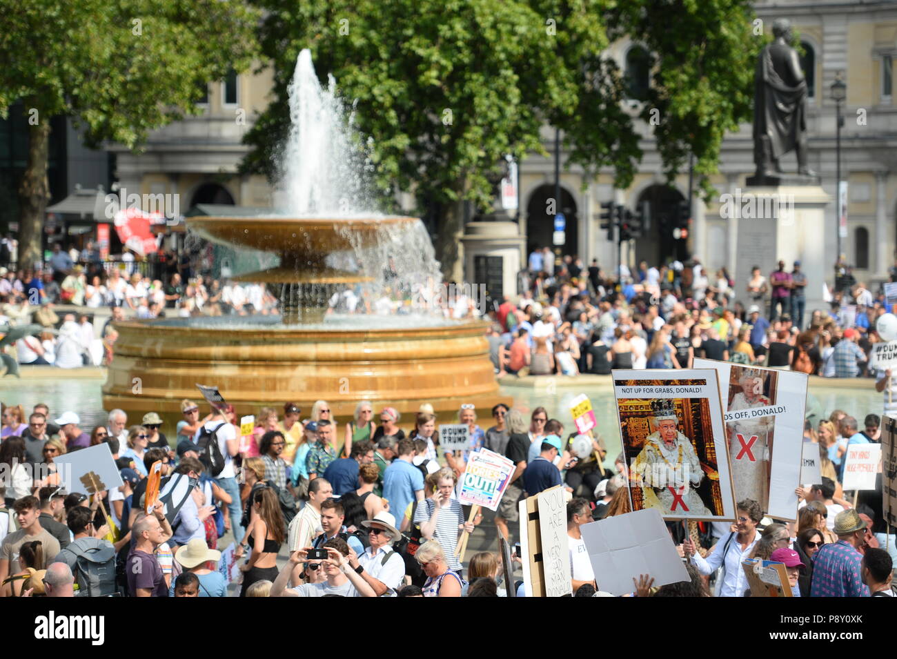 Dimostranti a Trafalgar Square, London, prendere parte a manifestazioni di protesta contro la visita del Presidente americano Donald Trump AL REGNO UNITO. Foto Stock