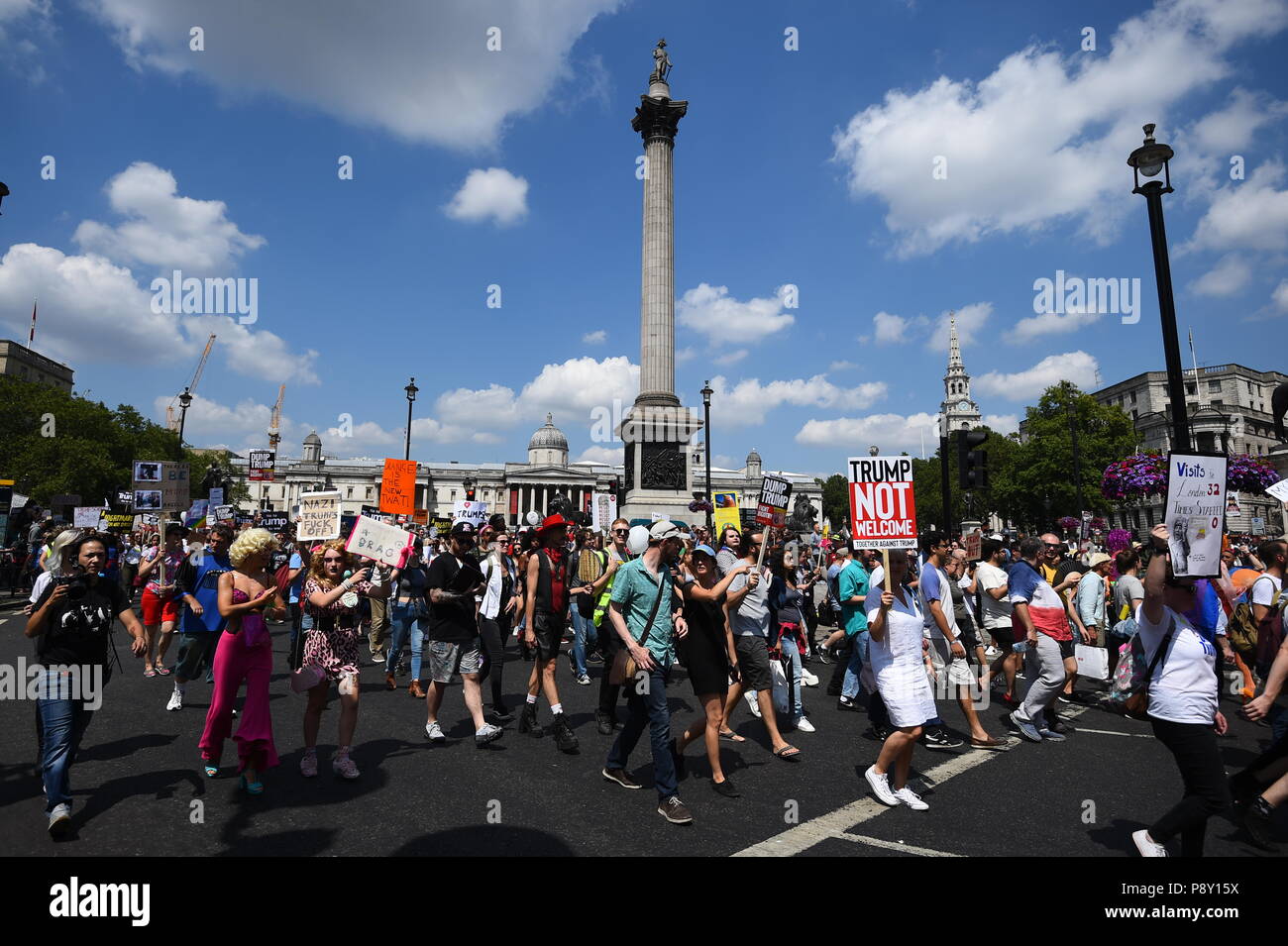 Dimostranti a Trafalgar Square, London, prendere parte a manifestazioni di protesta contro la visita del Presidente americano Donald Trump AL REGNO UNITO. Foto Stock