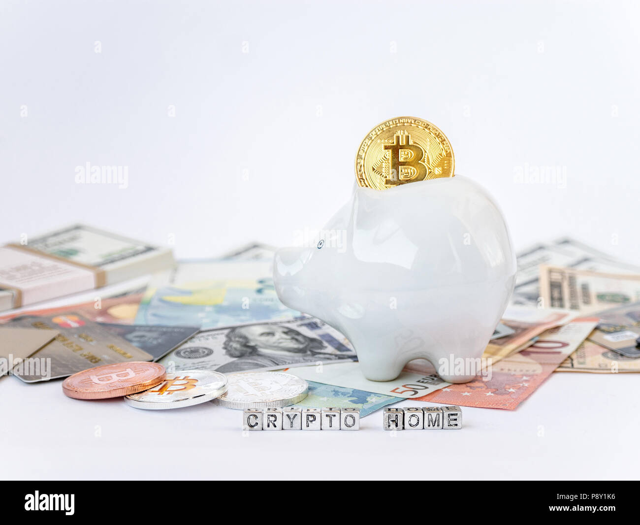 Bitcoins, nuovo denaro virtuale concetto nel salvadanaio. Bitcoins oro con nome Crypto home dollari l' euro" background. Monete in oro con icona lettera B. Mi Foto Stock