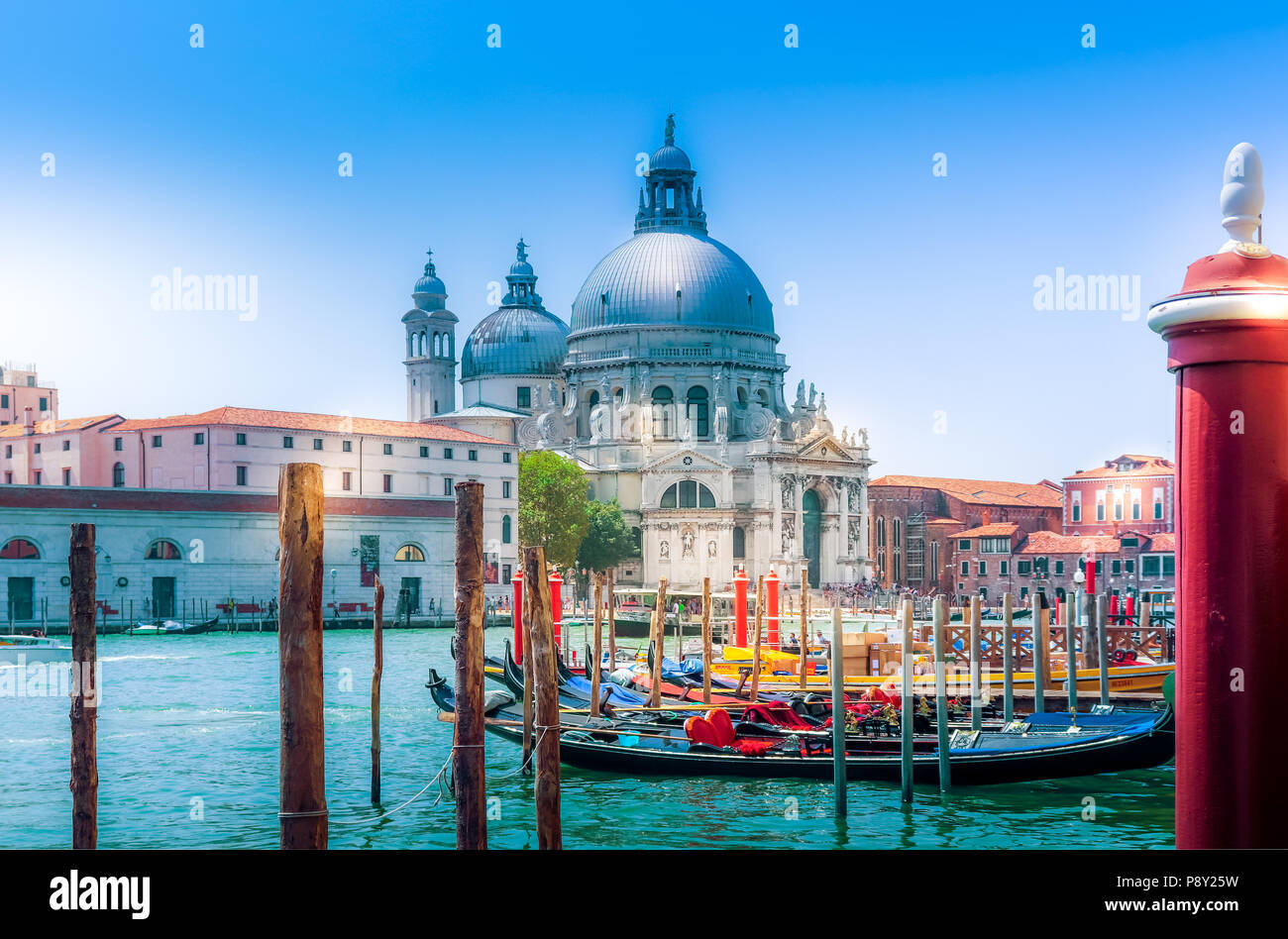 Venezia vista sulla Basilica di Santa Maria della Salute e del canale con gondole. Estate, Italia, Venezia Foto Stock