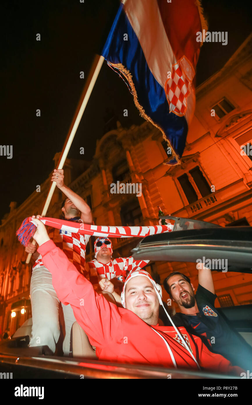 Zagabria, Croazia - 11 luglio 2018 : il croato tifosi celebrando la vittoria di 2:1 Croazia vs Inghilterra in semi finales della Coppa del Mondo FIFA 2018 in stre Foto Stock