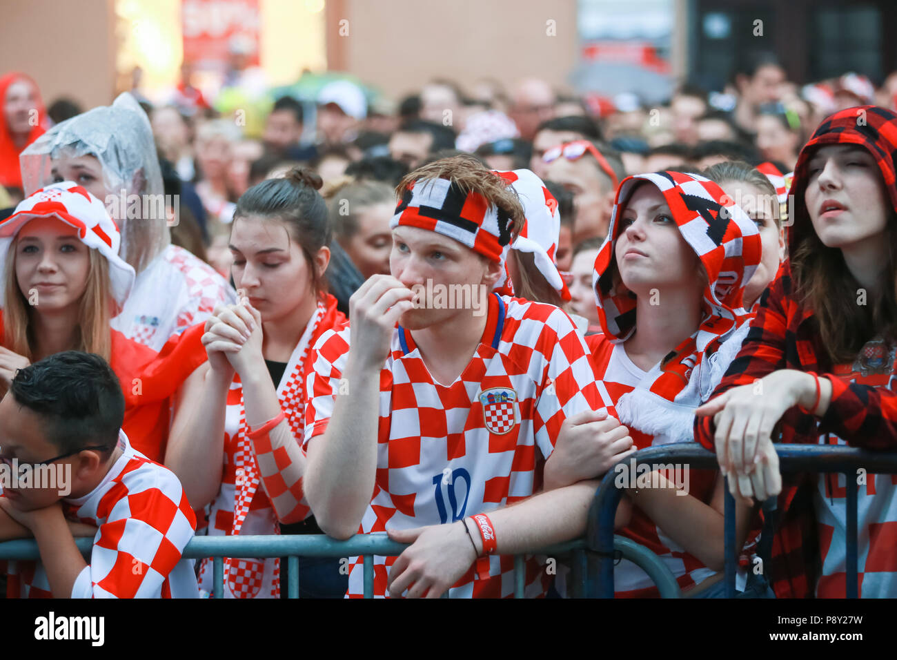 Zagabria, Croazia - 11 luglio 2018 : il croato tifosi guardare la partita di calcio di Croazia vs Inghilterra in semi finales Fifa World Cup 2018 sul divieto Jelac Foto Stock