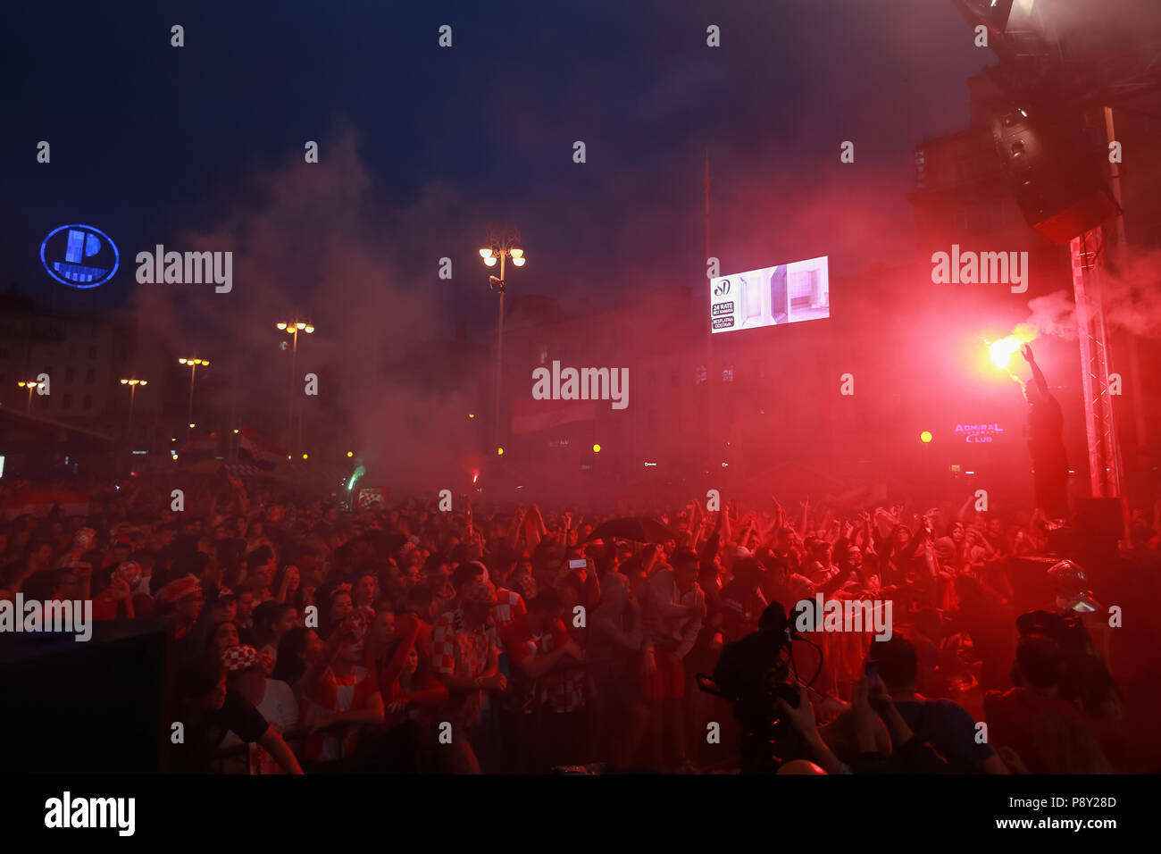 Zagabria, Croazia - 11 luglio 2018 : il croato gli appassionati di calcio di celebrare la prima meta della partita di calcio Croazia vs Inghilterra in semi finales Fifa World Cup 201 Foto Stock