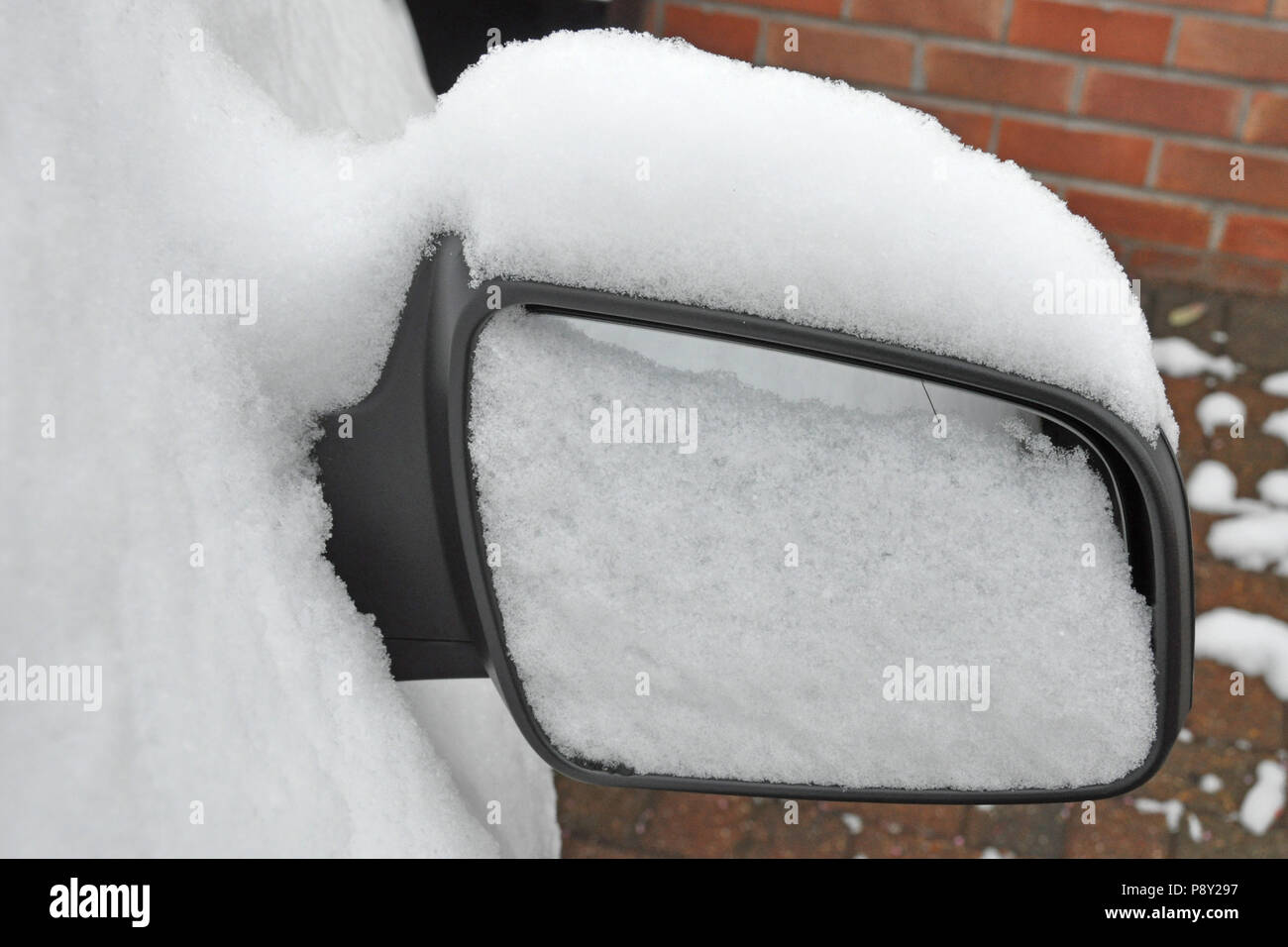 Auto specchietto laterale ricoperta di neve Foto Stock