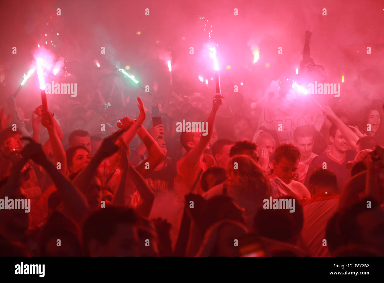 Zagabria, Croazia - 11 luglio 2018 : il croato tifosi celebrando la vittoria di 2:1 Croazia vs Inghilterra in semi finales Fifa World Cup 2018 sul divieto Jela Foto Stock