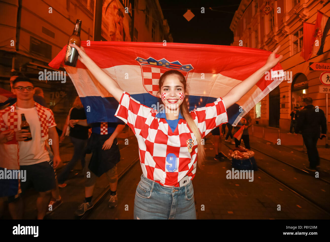 Zagabria, Croazia - 11 luglio 2018 : il croato tifosi celebrando la vittoria di 2:1 Croazia vs Inghilterra in semi finales della Coppa del Mondo FIFA 2018 in stre Foto Stock