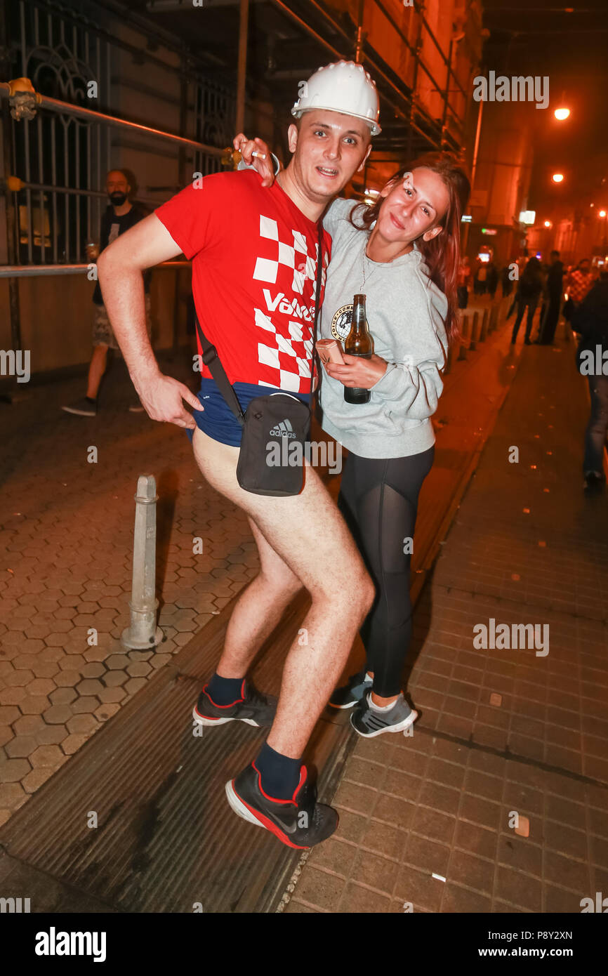 Zagabria, Croazia - 11 luglio 2018 : il croato tifosi celebrando la vittoria di 2:1 Croazia vs Inghilterra in semi finales della Coppa del Mondo FIFA 2018 in stre Foto Stock