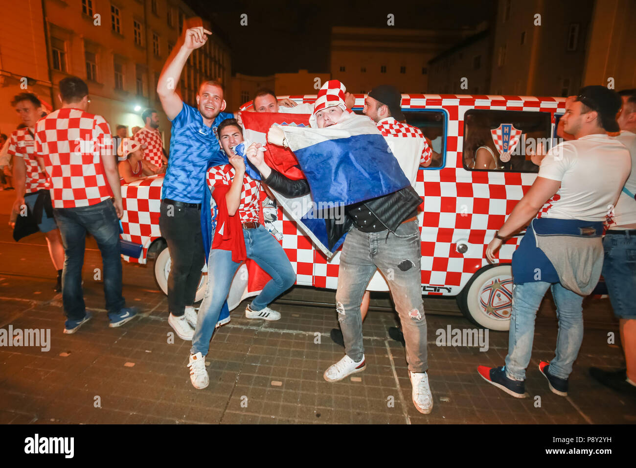 Zagabria, Croazia - 11 luglio 2018 : il croato tifosi celebrando la vittoria di 2:1 Croazia vs Inghilterra in semi finales della Coppa del Mondo FIFA 2018 in stre Foto Stock