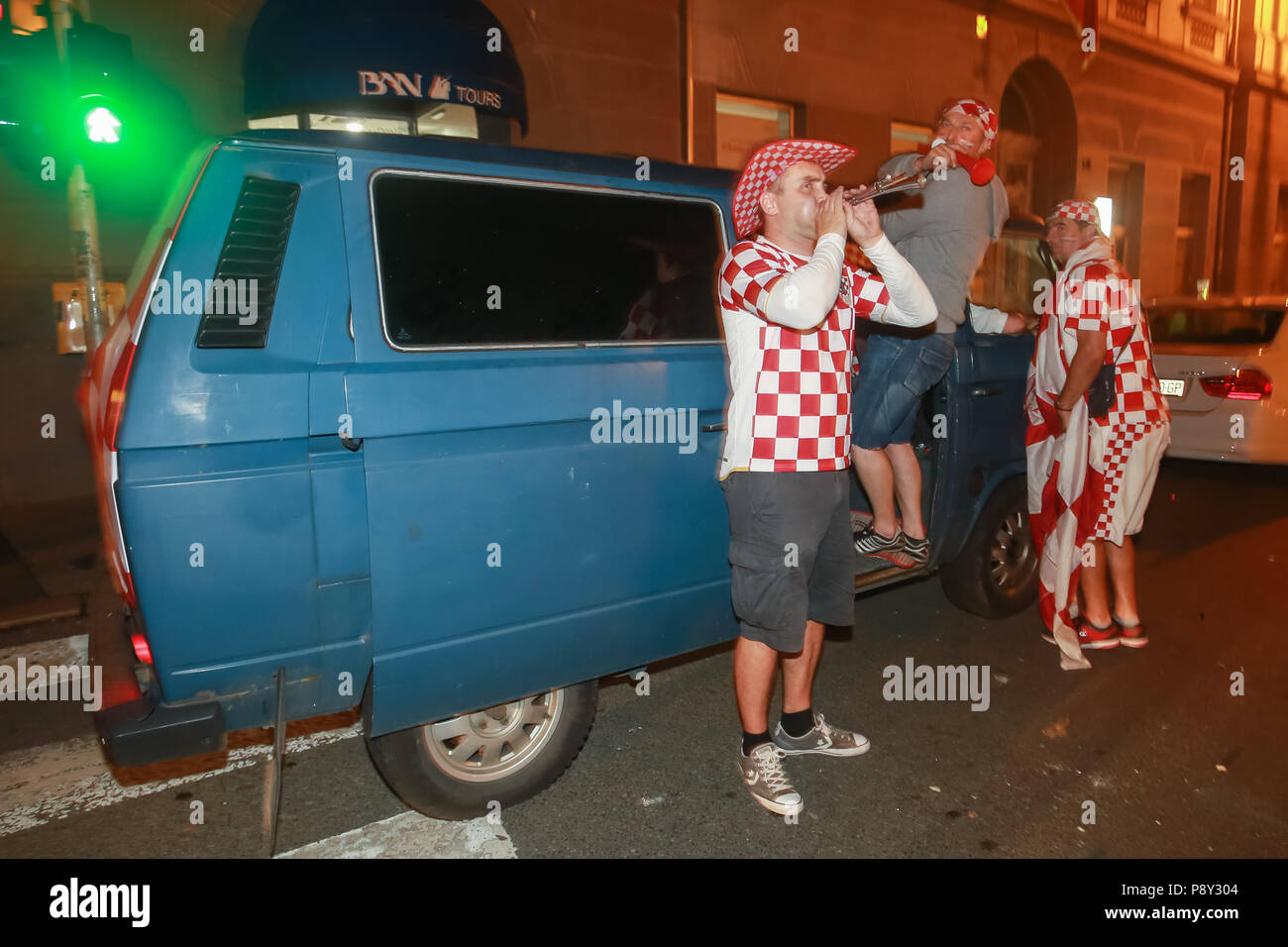 Zagabria, Croazia - 11 luglio 2018 : il croato tifosi celebrando la vittoria di 2:1 Croazia vs Inghilterra in semi finales della Coppa del Mondo FIFA 2018 in stre Foto Stock