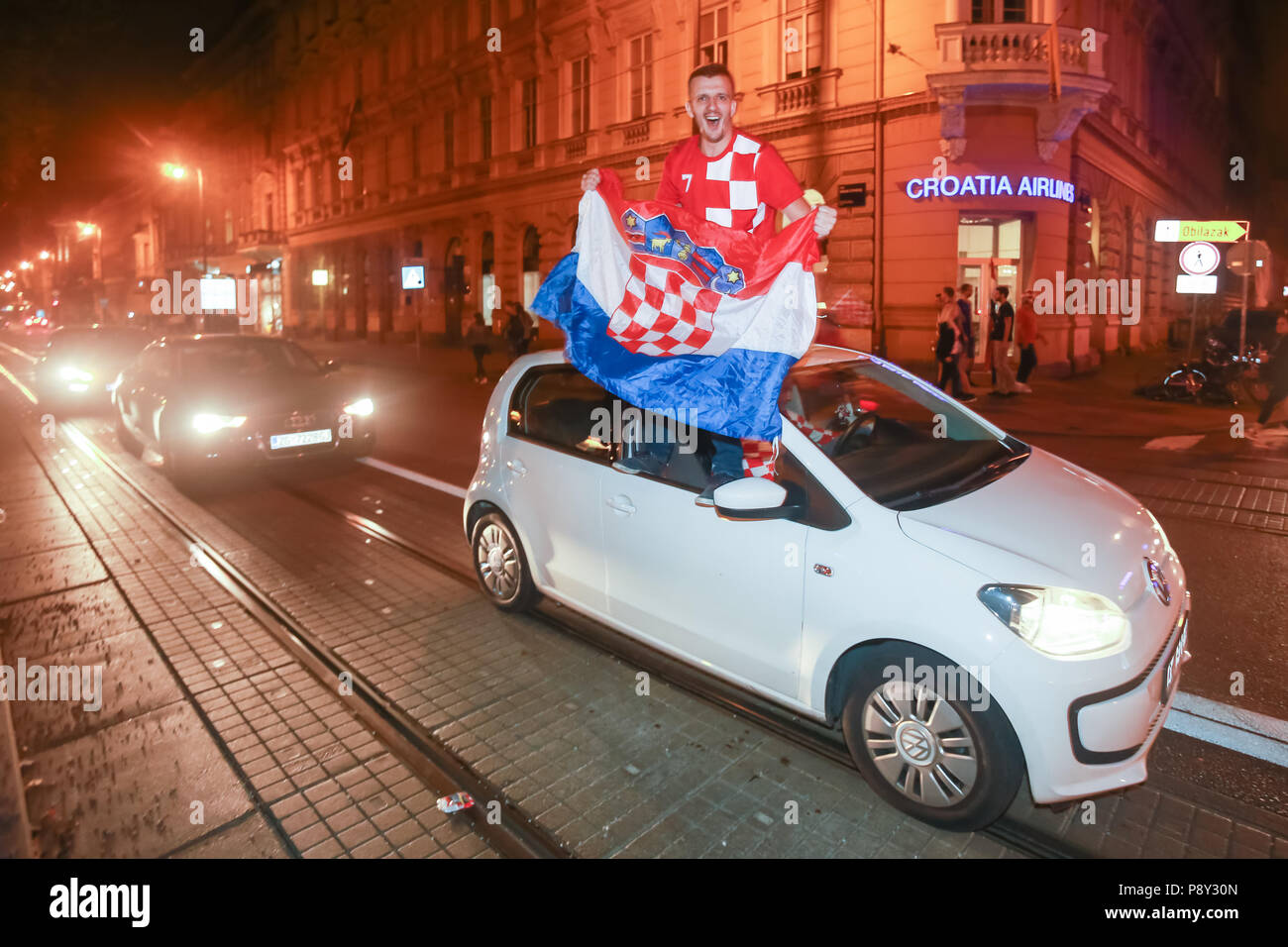 Zagabria, Croazia - 11 luglio 2018 : il croato tifosi celebrando la vittoria di 2:1 Croazia vs Inghilterra in semi finales della Coppa del Mondo FIFA 2018 in stre Foto Stock