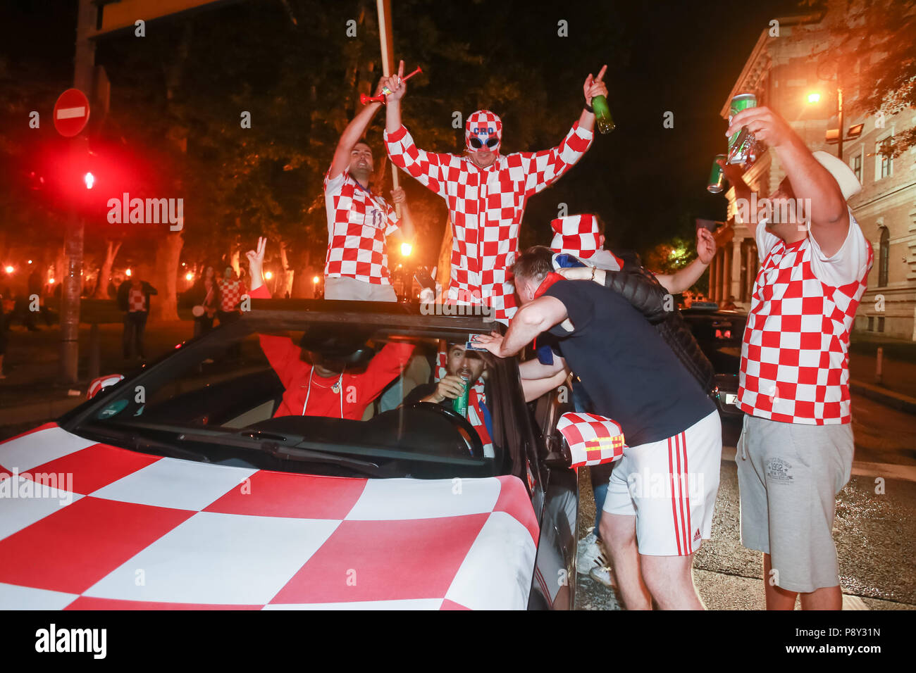 Zagabria, Croazia - 11 luglio 2018 : il croato tifosi celebrando la vittoria di 2:1 Croazia vs Inghilterra in semi finales della Coppa del Mondo FIFA 2018 in stre Foto Stock