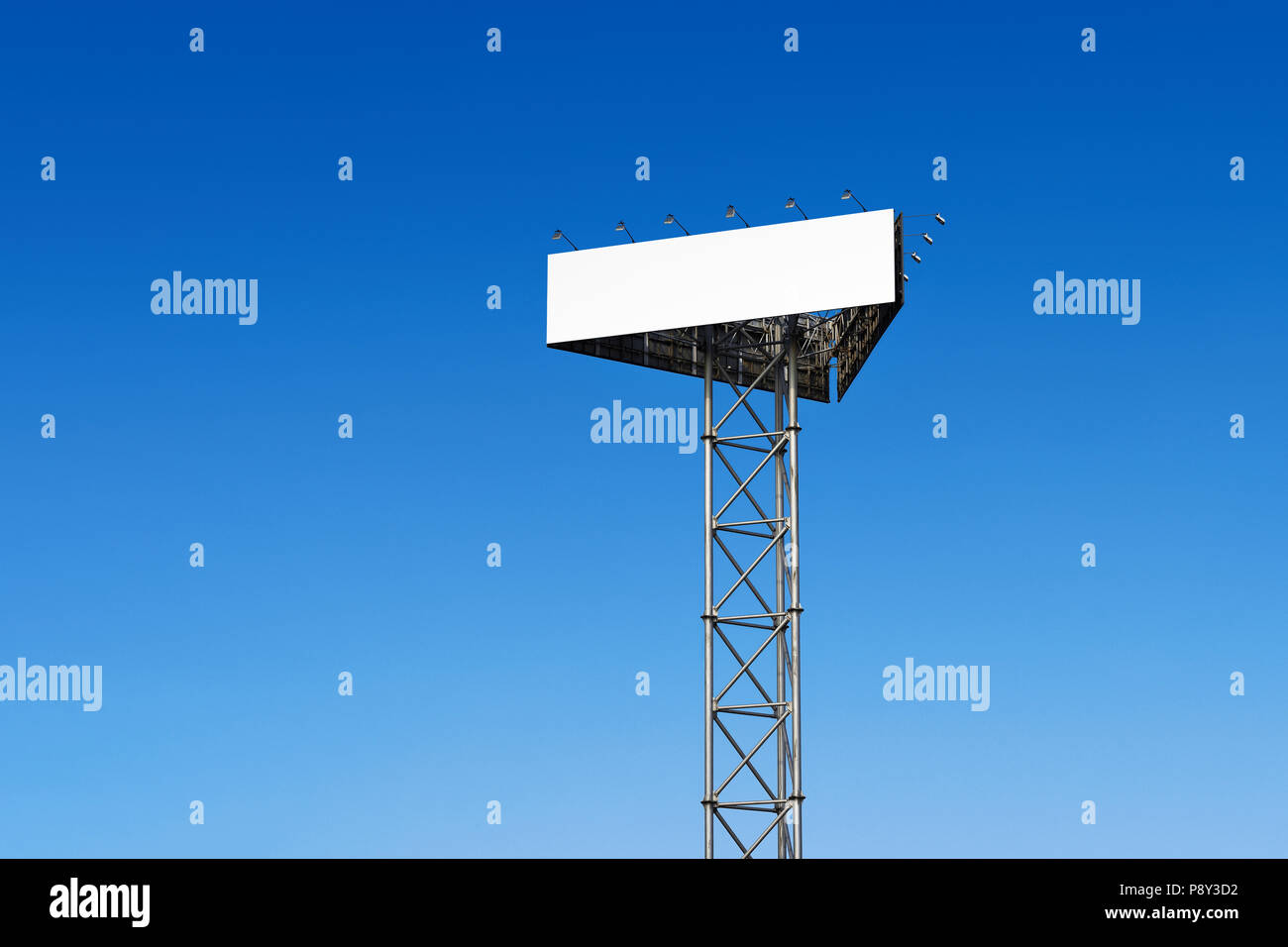 Tabellone vuoto contro un cielo blu Foto Stock