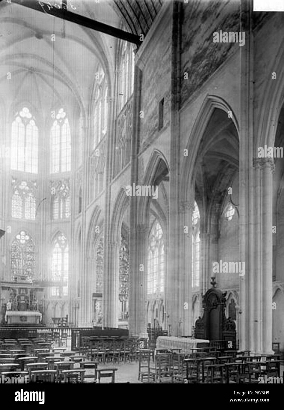 266 Eglise - Nef vue de l'entrée - Saint-Sulpice-de-Favières - Médiathèque de l'architecture et du patrimoine - APMH00036049 Foto Stock