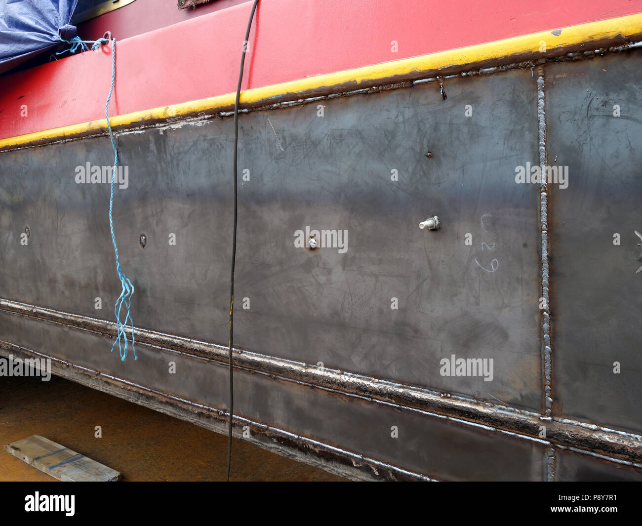 Un narrowboat viene overplated con acciaio al cantiere navale Foto Stock
