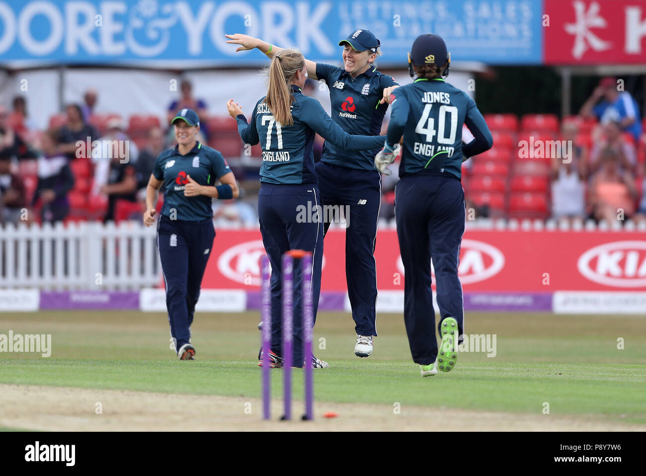 L'Inghilterra del Sophie Ecclestone celebra tenendo il paletto della Nuova Zelanda Maddy verde con Heather Knight durante il terzo giorno internazionale della donna corrispondono a Grace Road, Leicester. Foto Stock