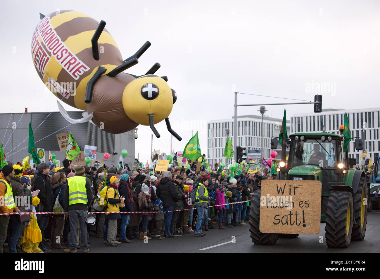 Berlino, Germania, persone che protestano a demo - siamo malati di esso! Contro l'agricoltura industriale e la mortalità delle api. Foto Stock