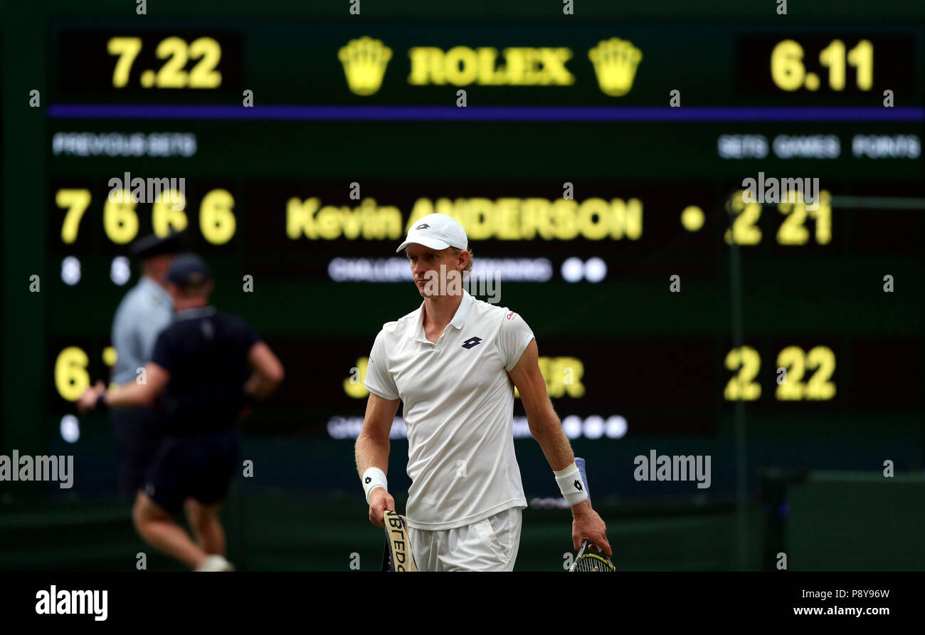 Kevin Anderson come il quadro di valutazione mostra un tempo di confronto di 6.11 ore il giorno undici dei campionati di Wimbledon al All England Lawn Tennis e Croquet Club, Wimbledon. Foto Stock