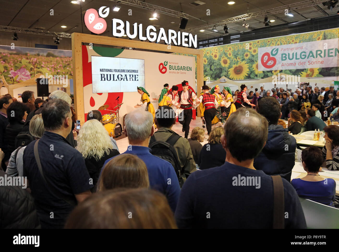 Berlino, Germania, i visitatori a guardare uno spettacolo di danza a livello internazionale la Settimana Verde Foto Stock