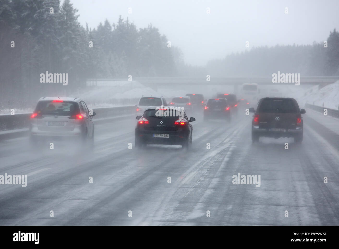 Droyssig, Germania, scarsa visibilità sull'autostrada A9 in nevicata Foto Stock