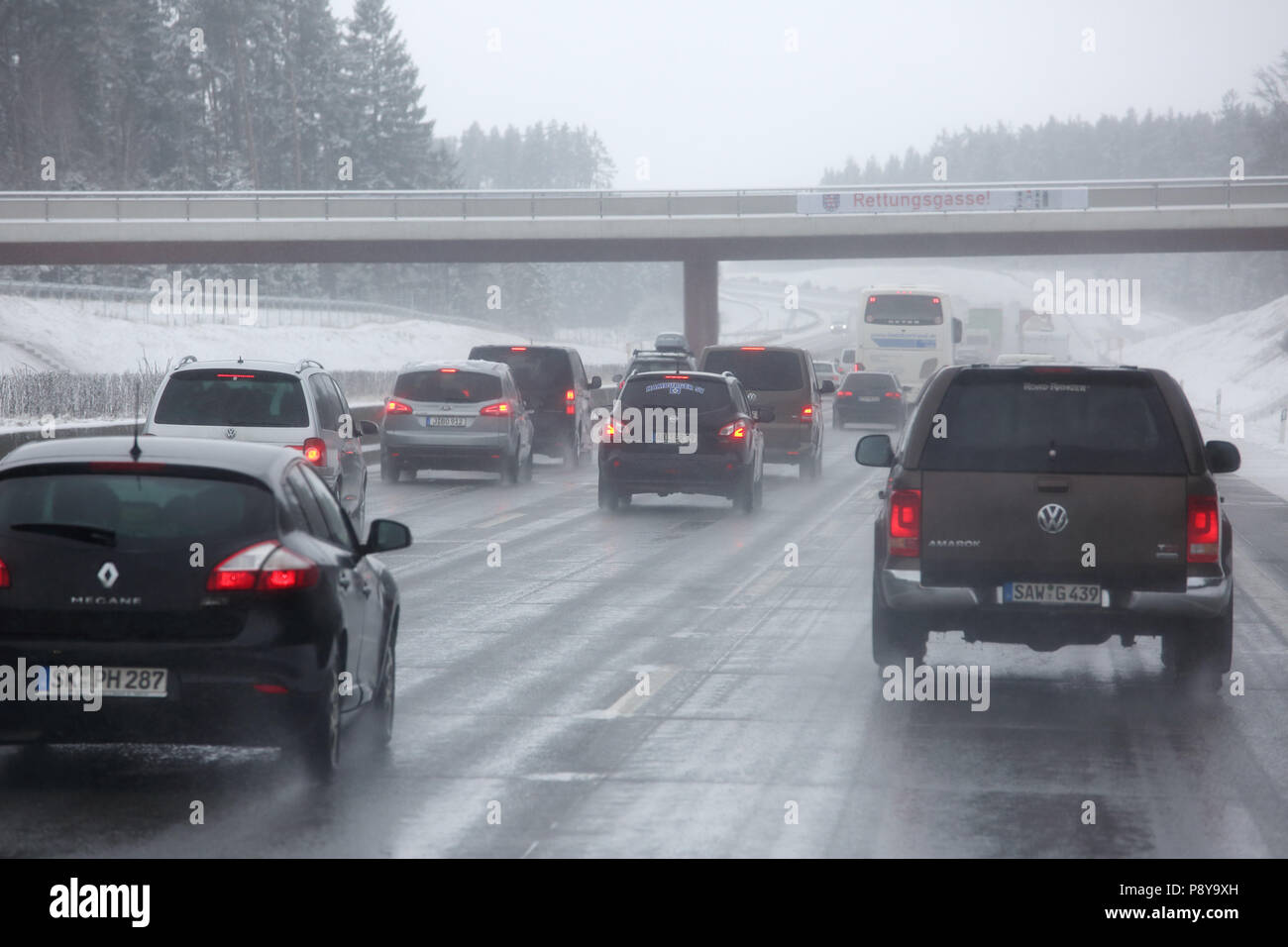 Droyssig, Germania, rallentare il traffico sull'autostrada A9 dopo la nevicata Foto Stock