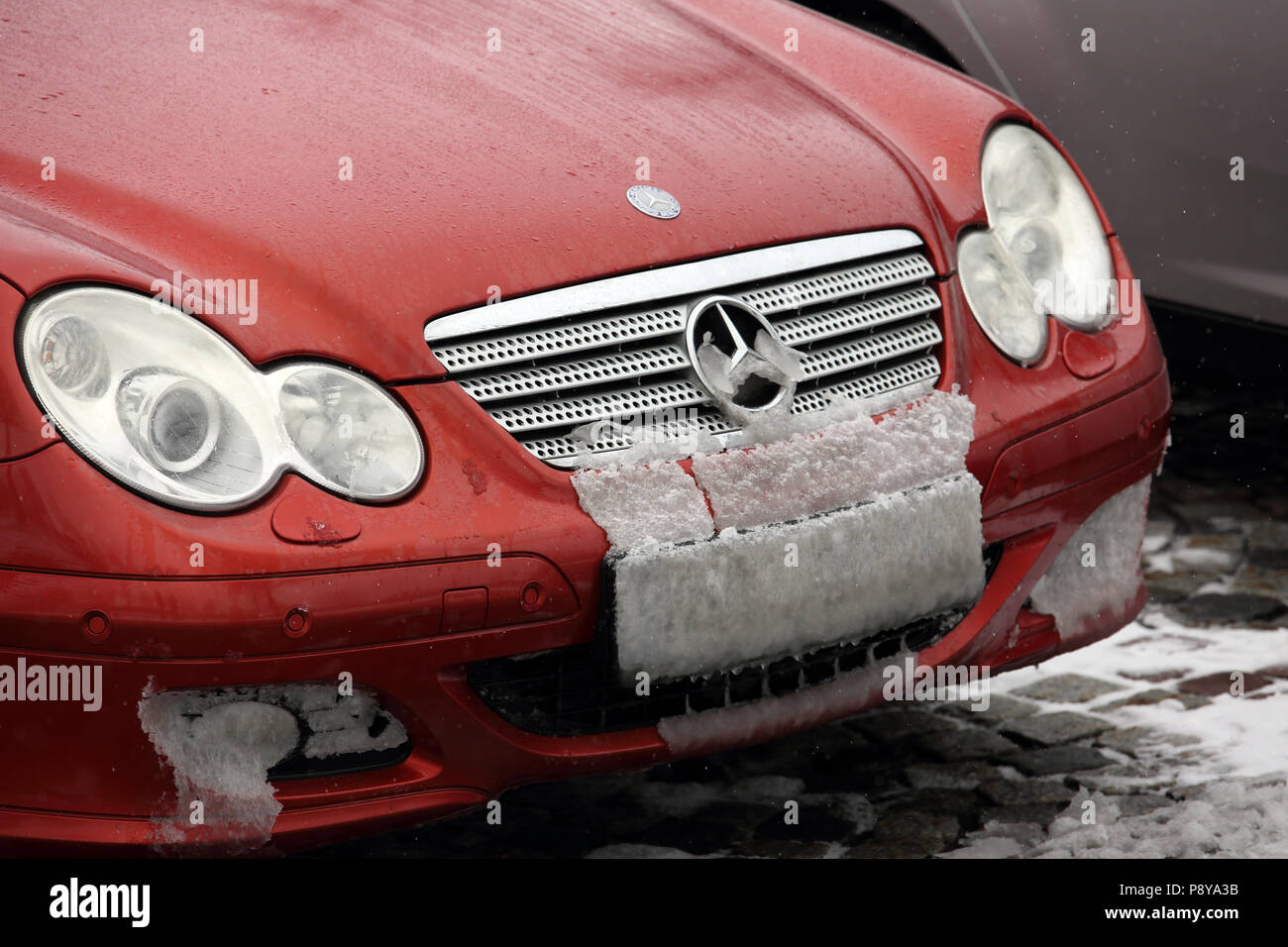 Monaco di Baviera, Germania, targa di un auto è coperto di neve Foto Stock