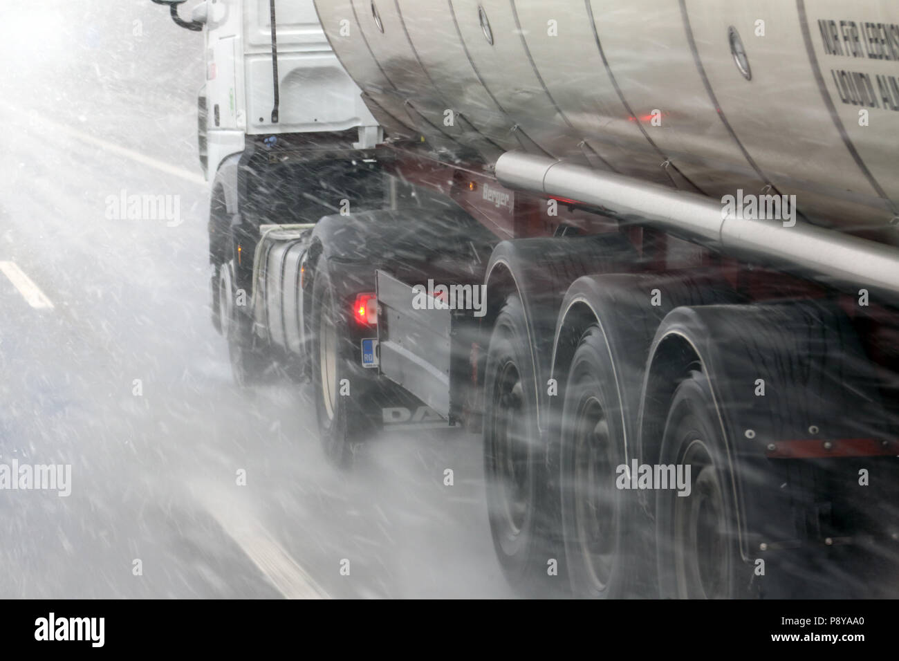 Muenchen, Germania, spurgo, carrello in nevicata in autostrada Foto Stock