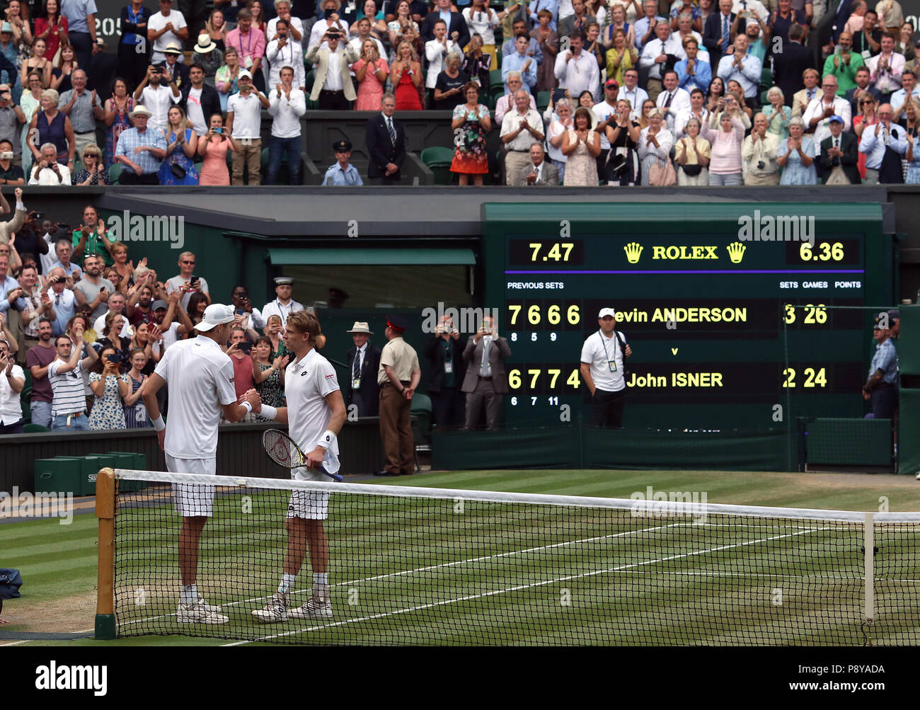 Kevin Anderson (a destra) e John Isner dopo i suoi 7-6 (8/6) 6-7 (5/7) 6-7 (9/11) 6-4 26-24 vincono nella semifinale più lunga nella storia del torneo il giorno undici dei campionati di Wimbledon all'All England Lawn tennis and Croquet Club di Wimbledon. Foto Stock