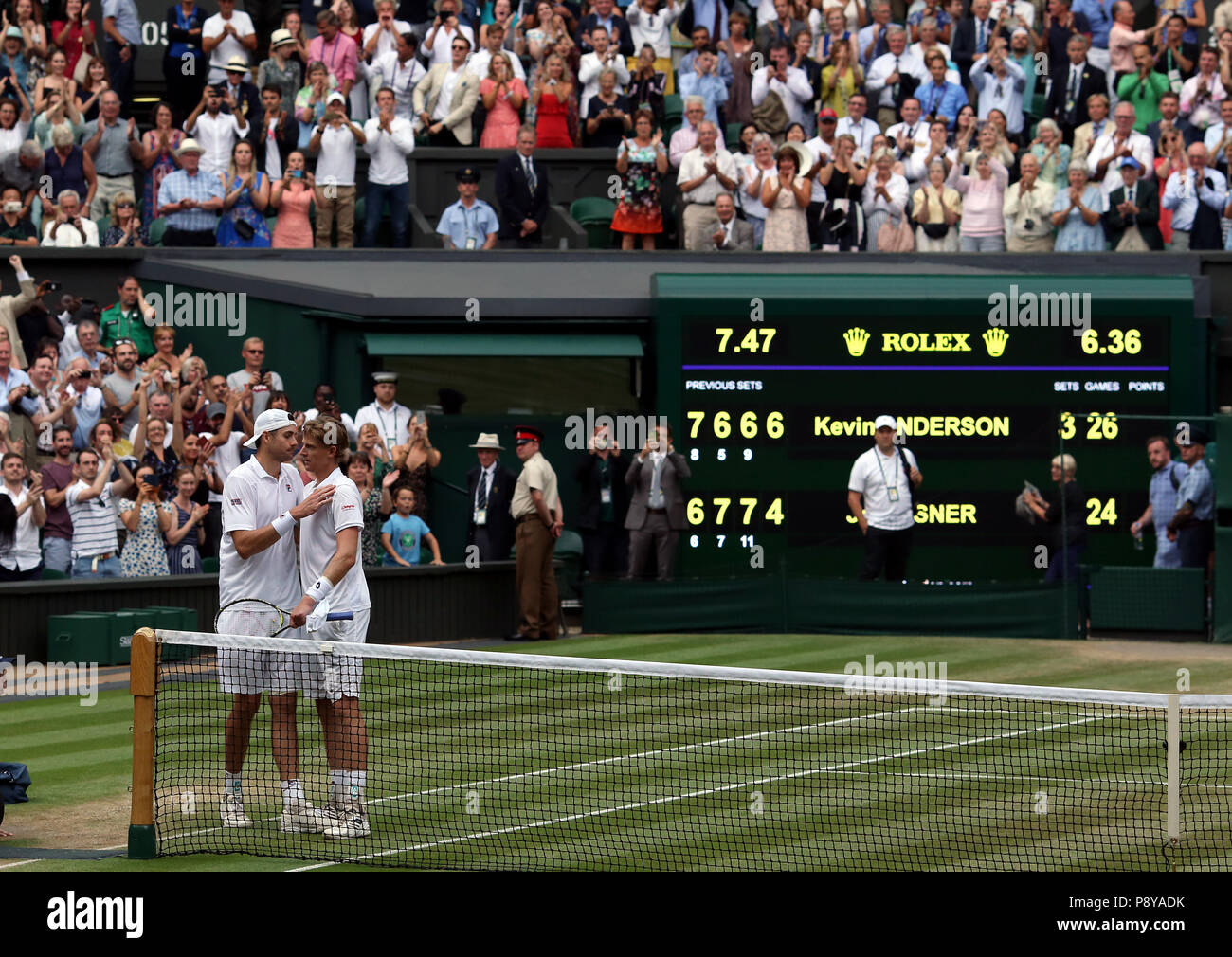 Kevin Anderson (a destra) e John Isner dopo il suo 7-6 (8/6) 6-7 (5/7) 6-7 (9/11) 6-4 26-24 vincono nella semifinale più lunga della storia del torneo, l'11° giorno dei Campionati di Wimbledon all'All England Lawn Tennis and Croquet Club di Wimbledon. Foto Stock