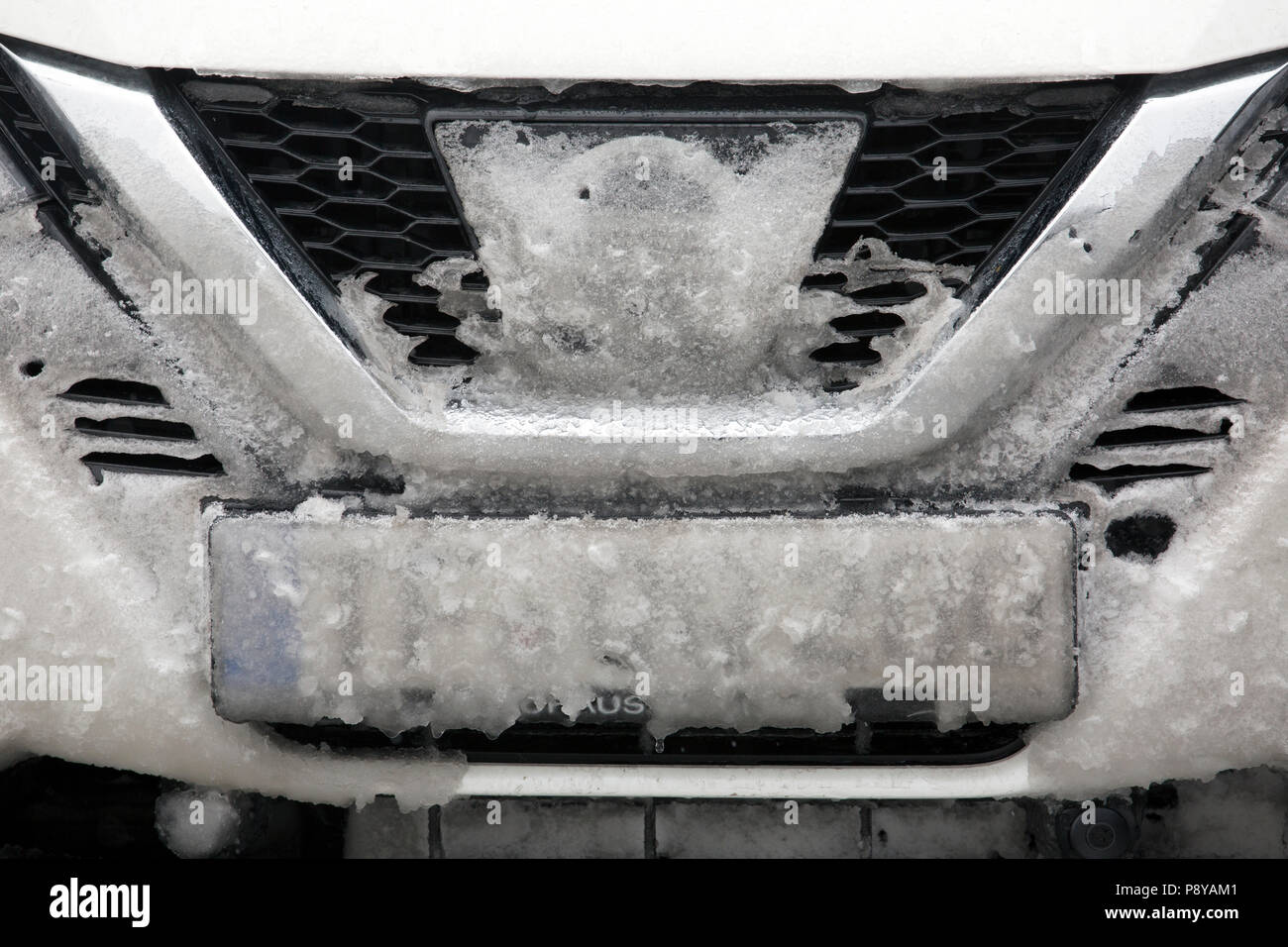 Monaco di Baviera, Germania, targa di un auto è coperto di neve Foto Stock