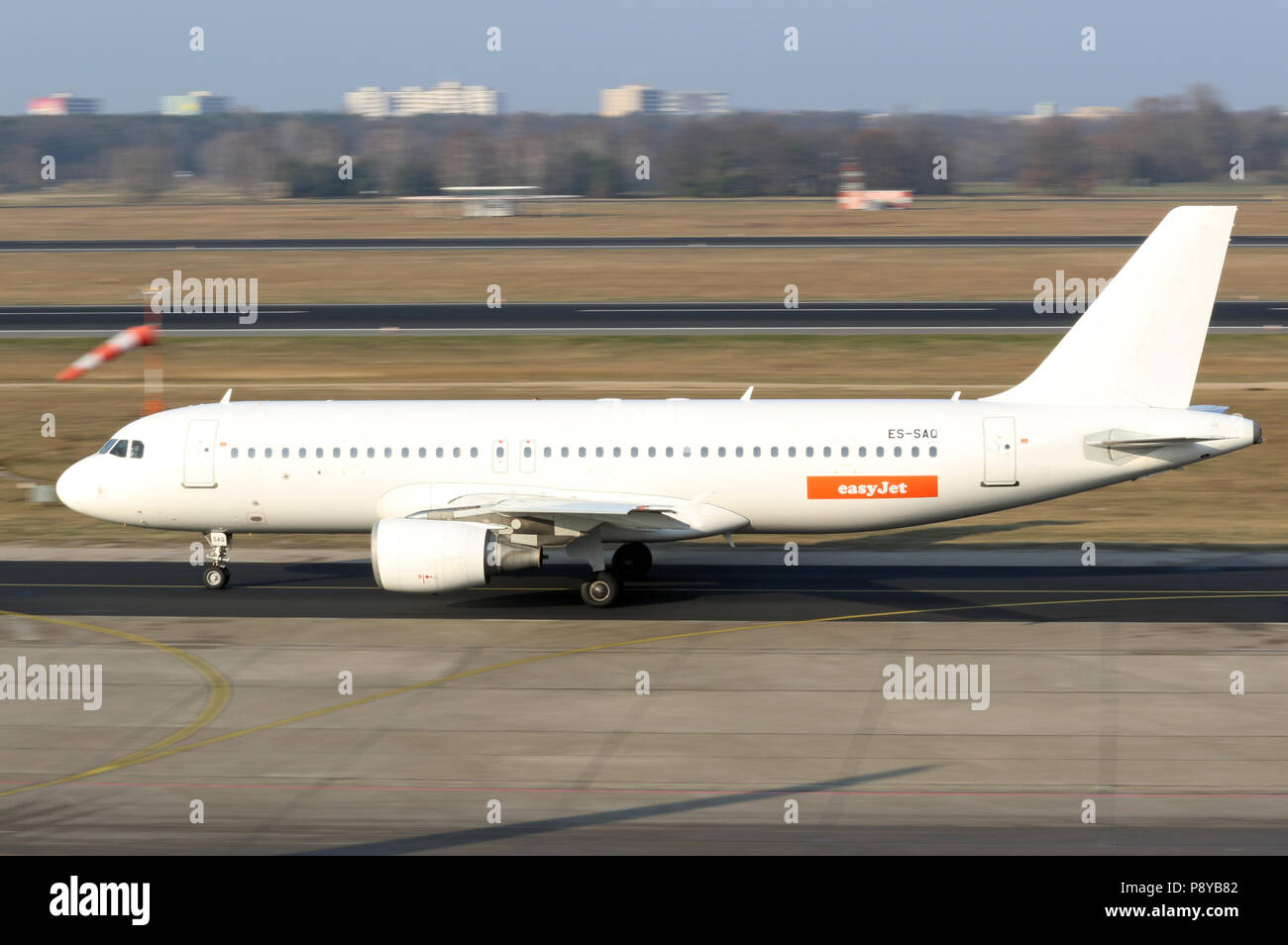 Berlino, Germania, dalla compagnia aerea easyJet locato Airbus A320 della SmartLynx sul piazzale dell'aeroporto di Berlino-Tegel Foto Stock