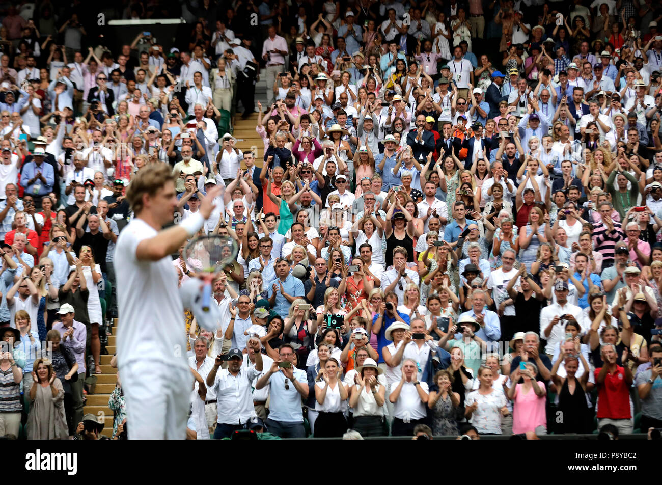 L'ottavo seme sudafricano Kevin Anderson festeggia di aver raggiunto la sua prima finale di Wimbledon, Battendo il nono seme americano John Isner 7-6 (8/6) 6-7 (5/7) 6-7 (9/11) 6-4 26-24 nella semifinale più lunga della storia del torneo, il giorno undici del Wimbledon Championships al All England Lawn Tennis and Croquet Club di Wimbledon. Foto Stock