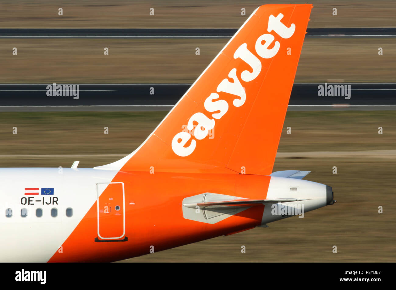 Berlino, Germania, parafango posteriore di un Airbus A320 della compagnia aerea easyJet Foto Stock