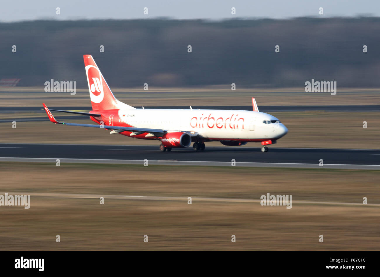 Berlino, Germania, Boeing 737-800 della fallita compagnia aerea Air Berlin sulla pista dell'aeroporto di Berlino-Tegel Foto Stock