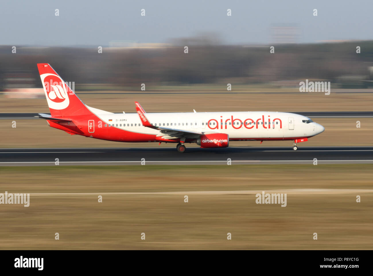 Berlino, Germania, Boeing 737-800 della fallita compagnia aerea Air Berlin sulla pista dell'aeroporto di Berlino-Tegel Foto Stock