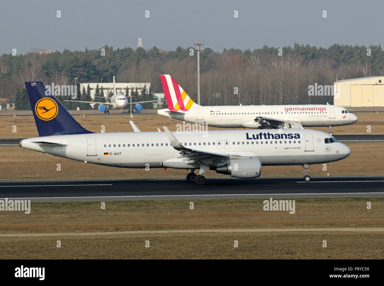 Berlino, Germania, Airbus A320 delle compagnie aeree Lufthansa e Germanwings sulla pista dell'aeroporto di Berlino-Tegel Foto Stock
