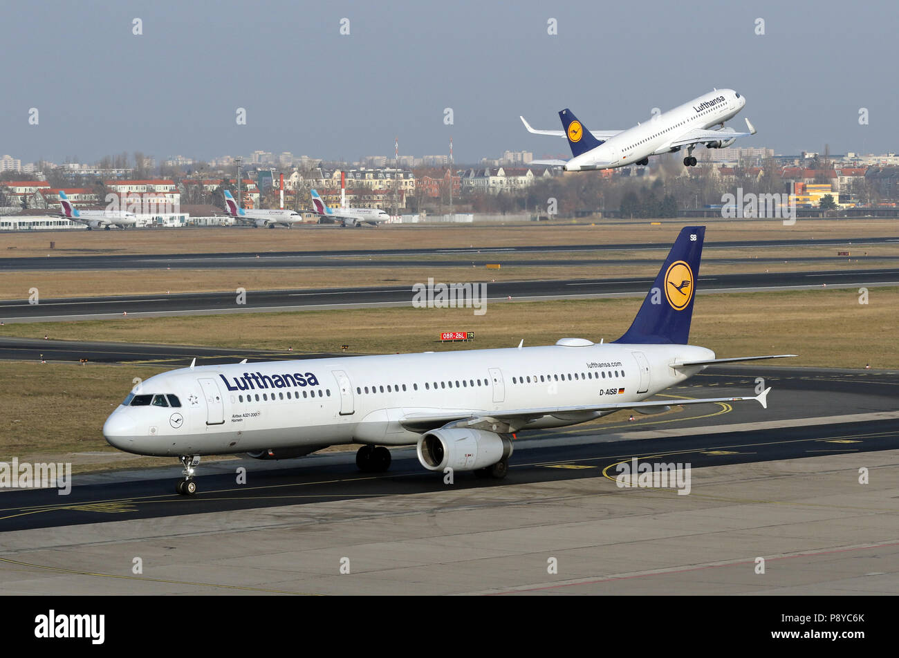 Berlino, Germania, Airbus A320 e Airbus A321 della compagnia Lufthansa all'aeroporto di Berlino Tegel Foto Stock