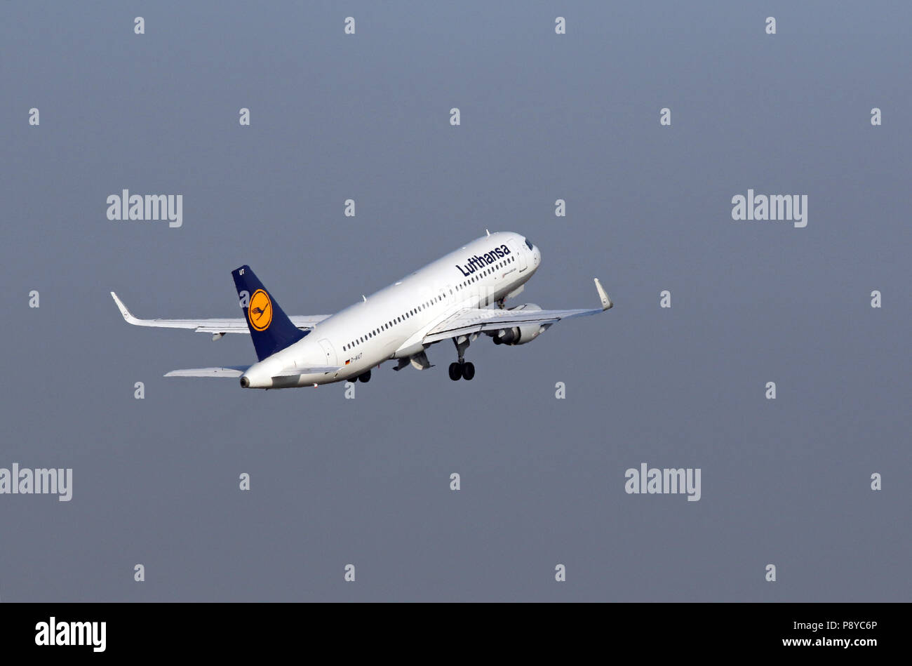 Berlino, Germania, Airbus A320 della compagnia aerea Lufthansa dopo l'avvio Foto Stock