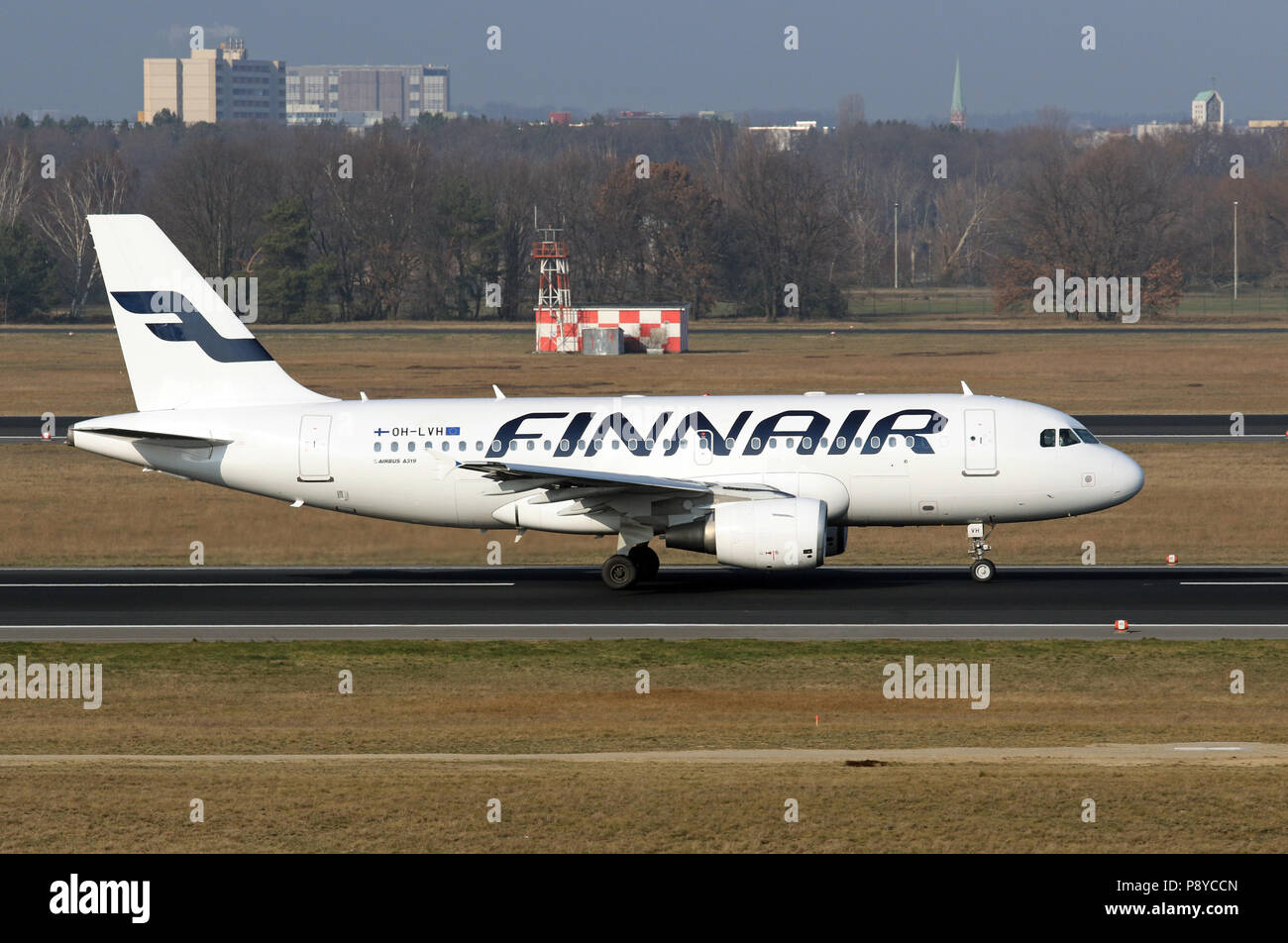 Berlino, Germania, Airbus A319 della compagnia Finnair sulla pista dell'aeroporto di Berlino-Tegel Foto Stock