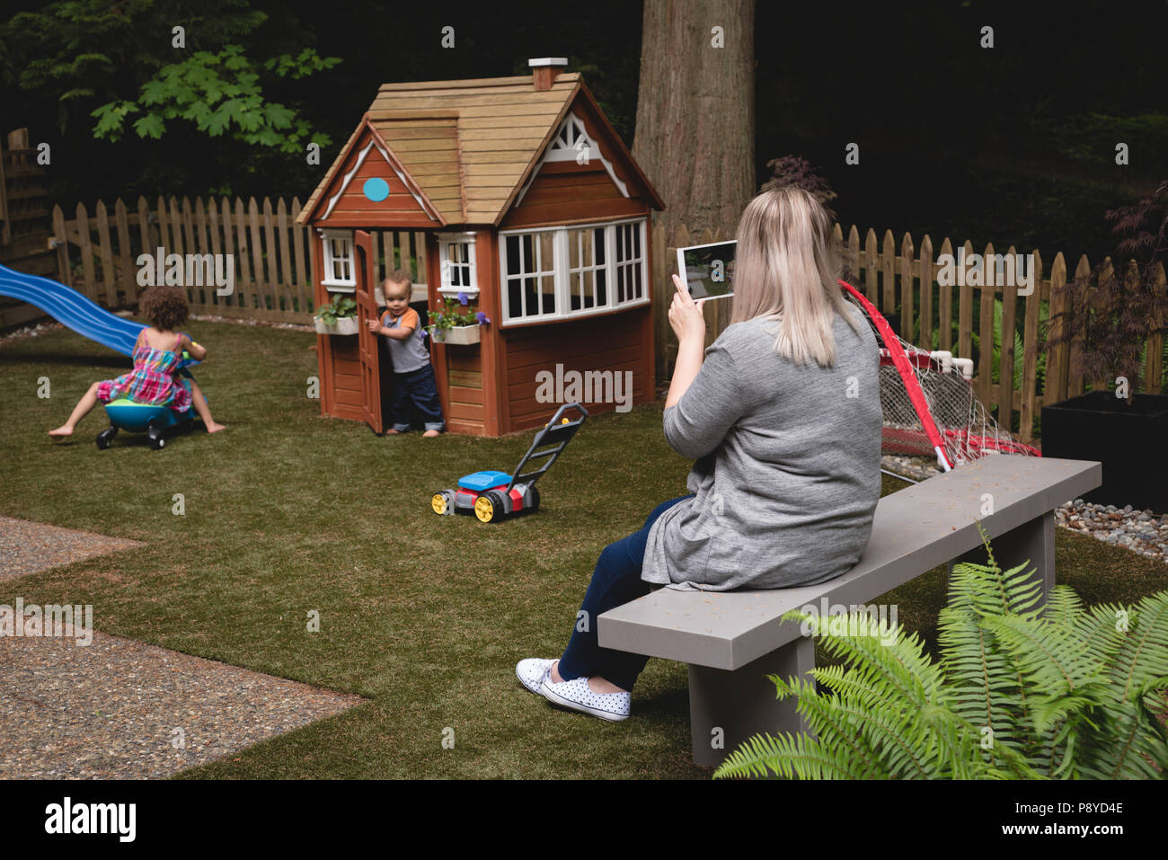 Madre di prendere foto di giocare i bambini Foto Stock